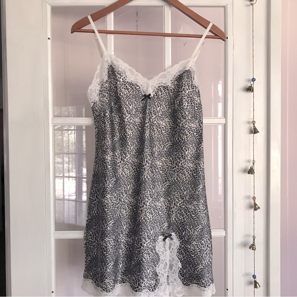 Victoria's Secret Lingerie Satin Slip Lace aplique Leopard print S NWT